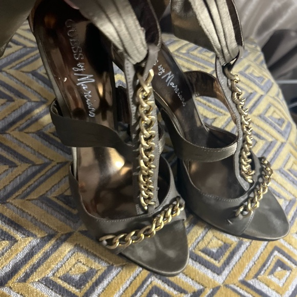 Guess by Marciano 3.5” open toe satin army green and brass chain pumps sz:10 - Picture 7 of 7